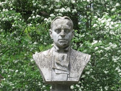 Cluj-Napoca (Kolozsvár), 9 May 2017Bust of the romanian poet, drama writer and former Prime Minister of Romanian Monarchy, Octavian Goga.Octavian Goga (1881-1938)  román költõ, drámaíró, politikus, miniszter, a Román Királyság miniszterelnökének mellszobra. Ioan Mihele 1987-ben készült alkotása.-stock-foto