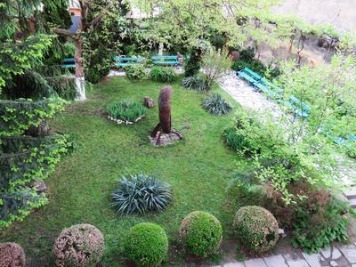 Cluj-Napoca (Kolozsvár), 8 May 2017The garden of the Virthplace of King Mathias.Mátyás király szülõházának kertje.-stock-foto