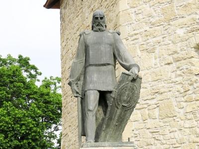 Cluj-Napoca (Kolozsvár), 9 May 2017Statue of the serb soldier, figther against the Turcs, Baba Novac at the Medieval Szabók bastion.Baba Novac (1530-1601), a törökök ellen harcoló szerb hajdú, zsoldos szobra a Szabók bástyájánál.-stock-foto