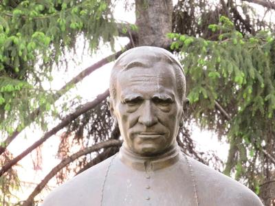 Cluj-Napoca (Kolozsvár), 9 May 2017Statue of Bishop Márton Áron.Márton Áron (1896-1980) püspök szobra a Szent Mihály templom mellett. Bocskai Vince 2009-ben készült alkotása.-stock-foto