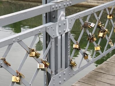 Cluj-Napoca, 11 May 2017Love padlocks in a bridge over the river Somes.Szerelemlakatok egy kolozsvári hídon a Szamos fölött.-stock-foto