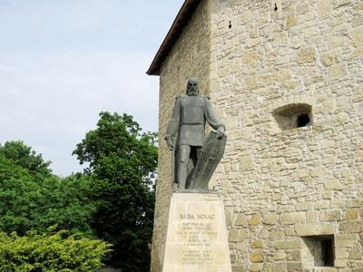 Cluj-Napoca (Kolozsvár), 9 May 2017Statue of the serb soldier, figther against the Turcs, Baba Novac at the Medieval Szabók bastion.Baba Novac (1530-1601), a törökök ellen harcoló szerb hajdú, zsoldos szobra a Szabók bástyájánál.-stock-foto