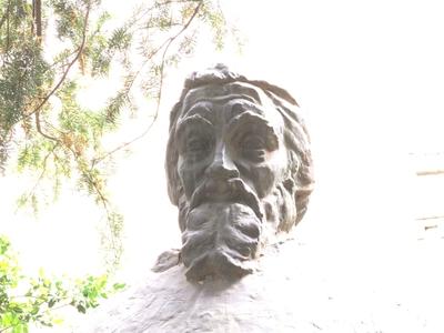 Cluj-Napoca (Kolozsvár), 8 May 2017Statue of humanist historian, Nicolae Olahus (Oláh Miklós).Nicolae Olahus (Oláh Miklós) /1493-1568/ szobra a Babes-Bolyai egyetem bölcsészettudományi karának udvarán. Oláh Miklós anyai ágról magyar, apai ágról román származású humanista és történész aki a Magyar Királyság területén tevékenykedett, esztergomi érsek, Hont vármegye fõispánja, királyi helytartó.-stock-foto