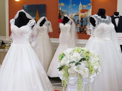 Cluj-Napoca (Kolozsvár), 9 May 2017Wedding dresses at the Cluj-Napoca wedding exposition.Esküvõi ruhák a kolozsvári Casinóban rendezett esküvõi kiállításon.-stock-foto