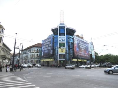 Cluj-Napoca, 8 May 2017The Mihai Vitezaul square and the Regele Ferdinand street. The building of Banca TransilvaniaA Mihai Vitezaul tér és a Regele Ferdinand út. A Banca Transilvania épülete.-stock-foto