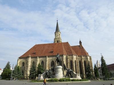 Cluj-Napoca (Kolozsvár), 9 May 2017The St. Michael Church and the Monument of King Mathias.A Szent Mihály templom (1487) és a Mátyás király emlékmû. A szobor Fadrusz János alkotása 1902-bõl.-stock-foto