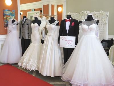 Cluj-Napoca (Kolozsvár), 9 May 2017Wedding dresses at the Cluj-Napoca wedding exposition.Esküvõi ruhák a kolozsvári Casinóban rendezett esküvõi kiállításon.-stock-foto