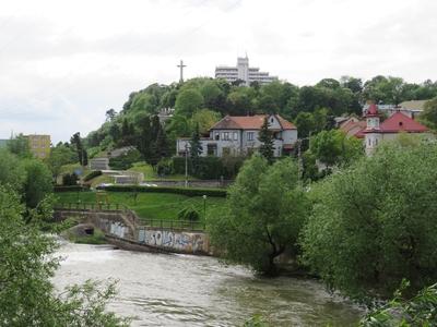 Cluj-Napoca (Kolozsvár), 8 May 2017The Somes river and the Cetatuia Park.A Szamos és a Cetatuia park.-stock-foto