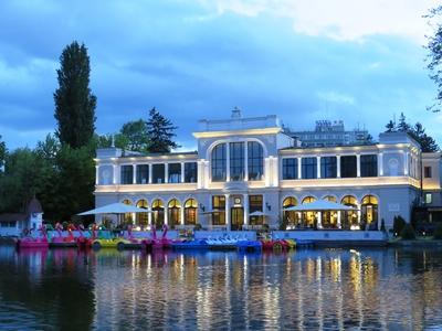 Cluj-Napoca (Kolozsvár), 8 May 2017Details of the Central Park (Parcul Central): the Carrousel and the Boating Lake.A Központi Park (Parcul Central) részlete: a Carrousel és a csónakázó tó.-stock-foto