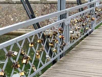 Cluj-Napoca, 11 May 2017Love padlocks in a bridge over the river Somes.Szerelemlakatok egy kolozsvári hídon a Szamos fölött.-stock-foto