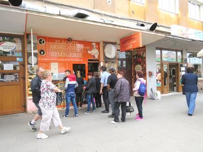 Cluj-Napoca (Kolozsvár), 8 May 2017Sandwich and pancakes shop.Szendvics és palacsintaárus.-stock-foto