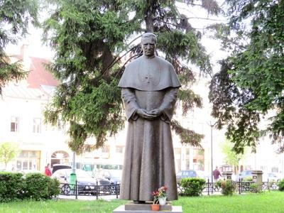Cluj-Napoca (Kolozsvár), 9 May 2017Statue of Bishop Márton Áron.Márton Áron (1896-1980) püspök szobra a Szent Mihály templom mellett. Bocskai Vince 2009-ben készült alkotása.-stock-foto