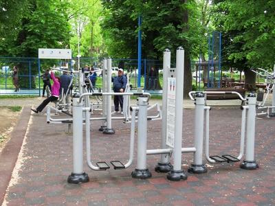 Cluj-Napoca (Kolozsvár), 9 May 2017Open Air fitness equipments in the Central Park.Szabad ég alatti edzõgépek a Központi Parkban.-stock-foto
