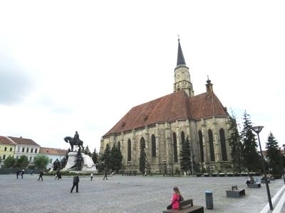 Cluj-Napoca (Kolozsvár), 8 May 2017The St. Michael Church and the Monument of King Mathias.A Szent Mihály templom (1487) és a Mátyás király emlékmû. A szobor Fadrusz János alkotása 1902-bõl.-stock-foto