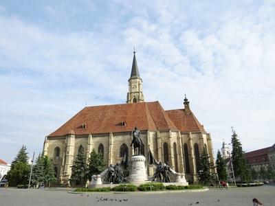 Cluj-Napoca (Kolozsvár), 9 May 2017The St. Michael Church and the Monument of King Mathias.A Szent Mihály templom (1487) és a Mátyás király emlékmû. A szobor Fadrusz János alkotása 1902-bõl.-stock-foto