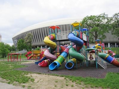 Cluj-Napoca (Kolozsvár), 9 May 2017The Cluj-Napoca Arena, Universitatea Cluj Stadium. Playground foreground.A Kolozsvár Aréna, az Universitatea Cluj stadionja. Elõtte gyermekjátszótér.-stock-foto