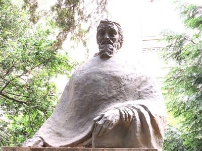 Cluj-Napoca (Kolozsvár), 8 May 2017Statue of humanist historian, Nicolae Olahus (Oláh Miklós).Nicolae Olahus (Oláh Miklós) /1493-1568/ szobra a Babes-Bolyai egyetem bölcsészettudományi karának udvarán. Oláh Miklós anyai ágról magyar, apai ágról román származású humanista és történész aki a Magyar Királyság területén tevékenykedett, esztergomi érsek, Hont vármegye fõispánja, királyi helytartó.-stock-foto