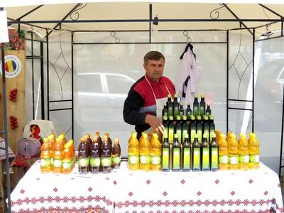 Târgu Mure? (Marosvásárhely), 11 May 2017Landing fair with olive and sunflower oils.Kirakodóvásár oliva és napraforgó olajjal.-stock-foto