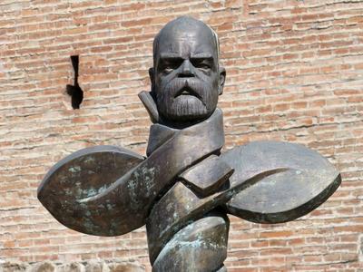 Târgu Mureº (Marosvásárhely), 10 May 2017Statue of hungarian matematician, professor Vályi Gyula.Vályi Gyula matematikus, egyetemi tanár, a kolozsvári egyetem professzorának, a Magyar Tudományos Akadémia levelezõ tagjának szobra a középkori várfal alatt. A szobor Miholcsa József 2012-ben készült alkotása.-stock-foto