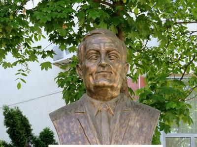 Târgu Mures (Marosvásárhely), 11 May 2017Bust of ethnographer and archeologist Aurel Filimon.Aurel Filimon (1891-1946) régész, néprajzkutató (etnográfus) mellszobra (2013).-stock-foto