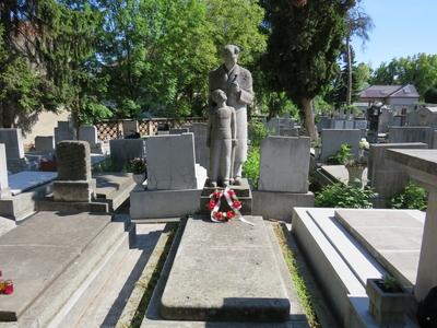 Târgu Mure? (Marosvásárhely),10 May 2017Statue of teacher and worker movement dirigent of Mures Valley, Simó Géza at his garve in the calvinist cemetery of Targu Mures.Simó Géza (1870-1946)  tanár, a marosvölgyi munkásmozgalom vezéregyéniségének szobra sírján, a marosvásárhelyi református temetõben.-stock-foto