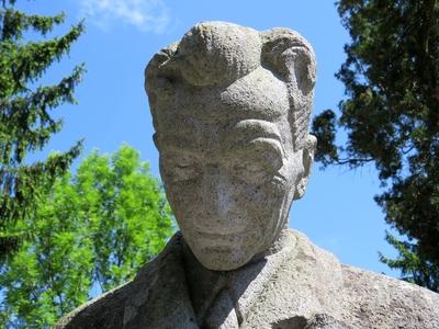 Târgu Mure? (Marosvásárhely),10 May 2017Statue of teacher and worker movement dirigent of Mures Valley, Simó Géza at his garve in the calvinist cemetery of Targu Mures.Simó Géza (1870-1946)  tanár, a marosvölgyi munkásmozgalom vezéregyéniségének szobra sírján, a marosvásárhelyi református temetõben.-stock-foto