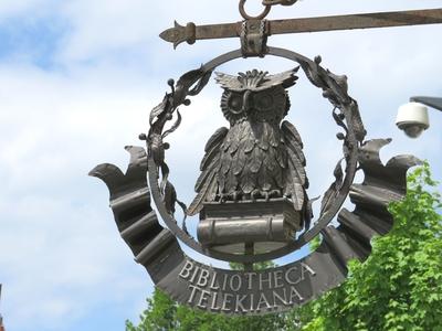 Târgu-Mureº (Marosvásárhely), 10 May 2017The Emblem wuth owl of the Teleki Library also known as Teleki-Bolyai Library and Bibliotheca Telekiana, is a historic public library and current museum in Târgu-Mureº.A Teleki Téka (Teleki–Bolyai Könyvtár) baglyos emblémája. A könyvtárat 1802-ben létesítette gróf Teleki Sámuel, Erdély kancellárja.-stock-foto