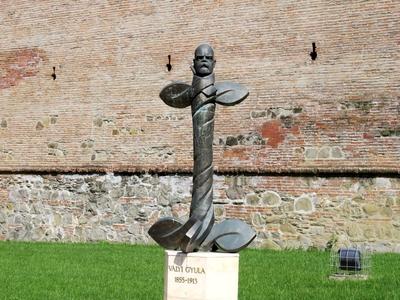 Târgu Mureº (Marosvásárhely), 10 May 2017Statue of hungarian matematician, professor Vályi Gyula.Vályi Gyula matematikus, egyetemi tanár, a kolozsvári egyetem professzorának, a Magyar Tudományos Akadémia levelezõ tagjának szobra a középkori várfal alatt. A szobor Miholcsa József 2012-ben készült alkotása.-stock-foto