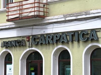 Târgu-Mureº (Marosvásárhely), 11 May 2017Romanian bank: Banca Carpatica.Román bank: Banca Carpatica.-stock-foto