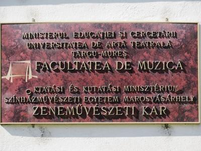 Târgu Mures (Marosvásárhely), 11 May 2017The name plate of the Music Academy of the University of Theatrical Arts.A színházmûvészeti egyetem zenemûvészeti karának táblája.-stock-foto