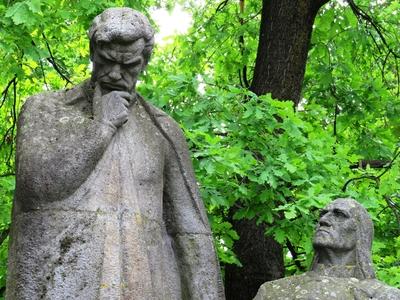Târgu Mureº (Marosvásárhely), 10 May 2017Statue of hungarian scientists Bolyai Farkas (1775-1856) and his son Bolyai János (1802-1860).A Bolyaiak szobra. Bolyai Farkas (1775-1856) és fia, Bolyai János (1802-1860). Izsák Márton és Csorvássy István alkotása 1957-bõl.-stock-foto