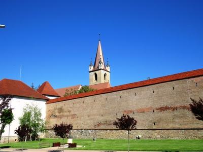Târgu Mure? (Marosvásárhely), 10 May 2017The Middle-age fortress walls and the Reformed Church tower.A középkori várfal és a református nagytemplom tornya.-stock-foto