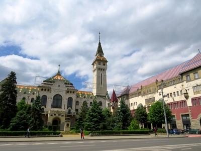Târgu Mures (Marosvásárhely), 10 May 2017The Prefecture Palace with tower and the Palace of Culture (right).A Cifra palota, a megyei közigazgatás (prefektura) tornyos épülete, és a Kultúrpalota. Mindkettõ a XX. sz. elején épült.-stock-foto