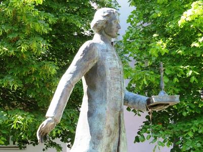 Târgu Mures (Marosvásárhely), 11 May 2017Statue of hungarian cultural manager, historian, novelist, poet, philosopher, esthete Aranka György Aranka György (1737-1817) magyar mûvelõdésszervezõ, történész, író, költõ, filozófus, esztéta szobra. Gyarmathy János 2008-ban készült alkotása.-stock-foto