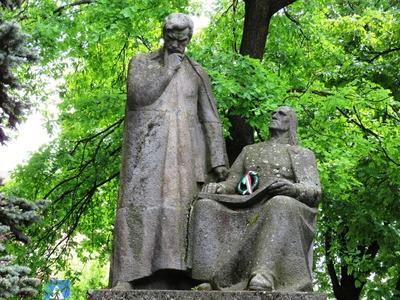 Târgu Mureº (Marosvásárhely), 10 May 2017Statue of hungarian scientists Bolyai Farkas (1775-1856) and his son Bolyai János (1802-1860).A Bolyaiak szobra. Bolyai Farkas (1775-1856) és fia, Bolyai János (1802-1860). Izsák Márton és Csorvássy István alkotása 1957-bõl.-stock-foto