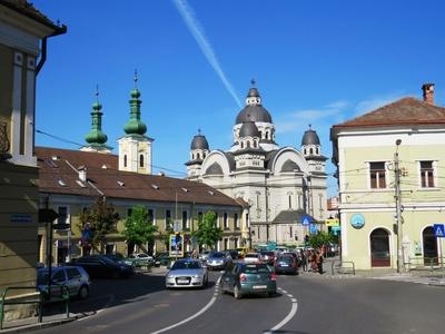 Târgu Mure? (Marosvásárhely), 10 May 2017The Petõfi Sándor street and the Ortodox Cathedral.A Petõfi Sándor utca és az ortodox katedrális.-stock-foto