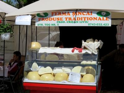 Târgu Mure? (Marosvásárhely), 11 May 2017Landing fair with cheeses.Kirakodóvásár sajtokkal.-stock-foto