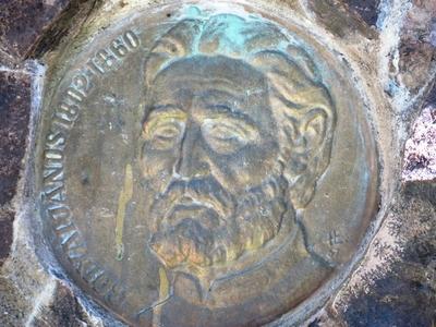 Târgu Mureº (Marosvásárhely), 10 May 2017Portrait of hungarian mathematician and military engineer Bolyai János on his grave in the calvinist cemettery of Targu Mures.Bolyai János (1802-1860) magyar matematikus és hadmérnök arcképe síremlékén a marosvásárhelyi református temetõben. Bolyai Farkas fia és egyben tanítványa volt. A magyar tudomány egyik legnagyobb alakja, az egyik leghíresebb magyar matematikus, a „geometria Kopernikusza” , az erdélyi tudományosság legkiemelkedõbb képviselõje.-stock-foto