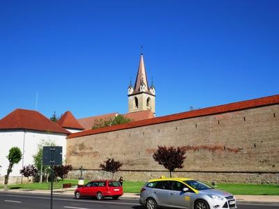 Târgu Mure? (Marosvásárhely), 10 May 2017The Middle-age fortress walls and the Reformed Church tower.A középkori várfal és a református nagytemplom tornya.-stock-foto