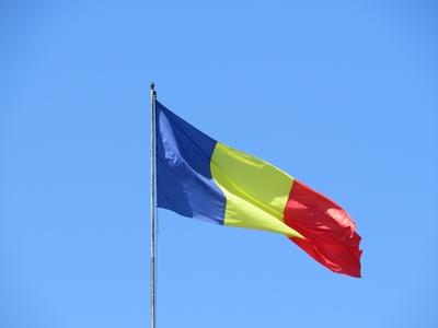 Târgu Mure?  (Marosvásárhely), 11 May 2017The romanian national flag.A román nemzeti zászló.-stock-foto