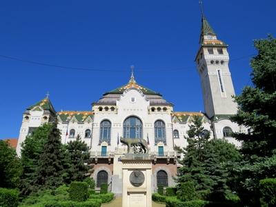 Târgu Mures (Marosvásárhely), 11 May 2017The Palace of the Prefecture with the statue of Latinity.A Cifra palota, a megyei közigazgatási palota (prefektura) épülete (XX. sz. eleje). Elõtte a latinitás szobor (Romulus és Remus a farkassal).-stock-foto