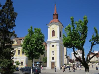 Târgu Mures (Marosvásárhely, 11 May 2017The Main Square and the Franciscans' Church.A Fõ tér és a Barátok Temploma. A XVIII. sz-ban épült Ferences kolostor megmaradt része.-stock-foto