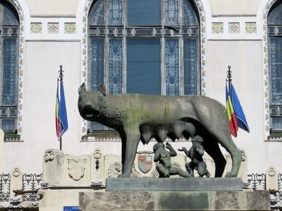 Târgu Mures (Marosvásárhely), 11 May 2017The statue of Latinity at the Palace of the Prefecture.A  latinitás szobor (Romulus és Remus a farkassal) a Cifra palota, a megyei közigazgatási palota (prefektura) elõtt. A szobor 1924-ben készült.-stock-foto