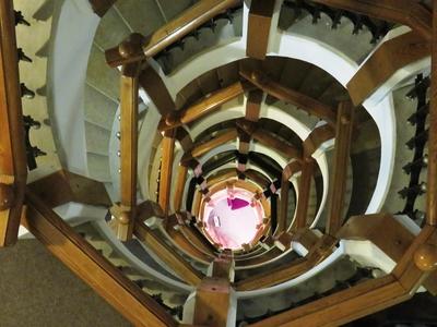 Târgu Mure? (Marosvásárhely), 11 May 2017Spiral staircase.Lépcsõház csigalépcsõvel.-stock-foto