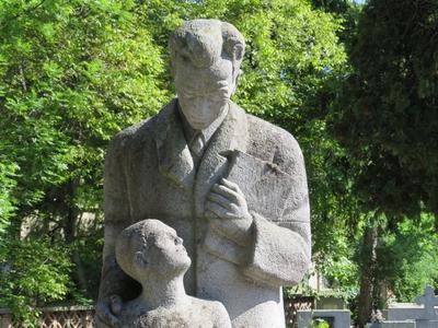 Târgu Mure? (Marosvásárhely),10 May 2017Statue of teacher and worker movement dirigent of Mures Valley, Simó Géza at his garve in the calvinist cemetery of Targu Mures.Simó Géza (1870-1946)  tanár, a marosvölgyi munkásmozgalom vezéregyéniségének szobra sírján, a marosvásárhelyi református temetõben.-stock-foto