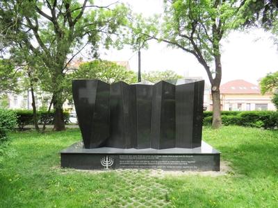 Cluj-Napoca (Kolozsvár), 9 May 2017Monument at the memory of the 18 thousabd jews of Cluj-Napoca deported to Auschwitz in May-June 1944.Az 1944. május-júniusban Auschwitzba deportált 18 ezer kolozsvári zsidó tiszteletére állított emlékmû.-stock-foto