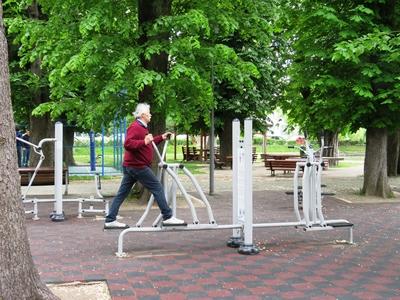 Cluj-Napoca (Kolozsvár), 9 May 2017Open Air fitness equipments in the Central Park.Szabad ég alatti edzõgépek a Központi Parkban.-stock-foto