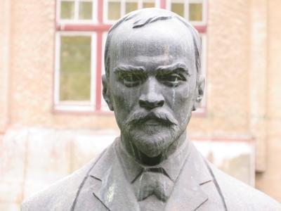 Cluj-Napoca (Kolozsvár), 9 May 2017Bust of romanian poet, novelist, journalist, editor George Co?buc.George Co?buc (1866-1918), erdélyi születésû román költõ, író, újságíró, szerkesztõ, mûfordító és tanár; a 19–20. századi román költészet egyik legjelentõsebb személyisége. 1916-tól a Román Akadémia rendes tagjának mellszobra. Artur Vetro 1960-ban készült alkotása.-stock-foto