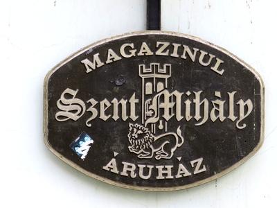 Cluj-Napoca (Kolozsvár), 9 May 2017The bilingual Romanian-Hungarian name plate of St. Michael's store.A Szent Mihály áruház kétnyelvû, román-magyar névtáblája.-stock-foto