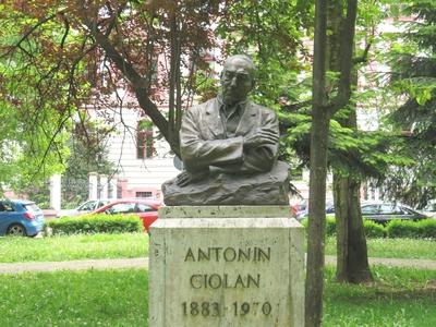Cluj-Napoca (Kolozsvár), 9 May 2017Bust of conductor Antonin Ciolan.Antonin Ciolan (1883-1970) román karmester mellszobra. Ion Irimescu alkotása.-stock-foto